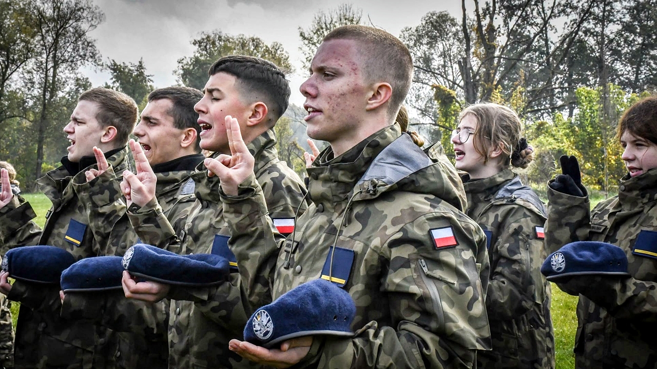 Pasowanie w rzece w Ossowie. Pierwszoklasiści I LO PUL zaliczyli pierwsze zgrupowanie mundurowe